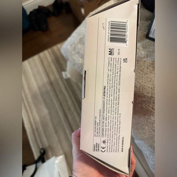 Holiday Barbie AA nib 2021 - Picture 2 of 8